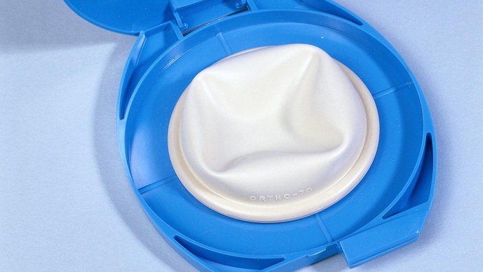 In einem blauen Behältnis liegt ein beiges Diaphragma. | Bildquelle: Mauritius/Jiri Hubatka In einem blauen Behältnis liegt ein beiges Diaphragma.