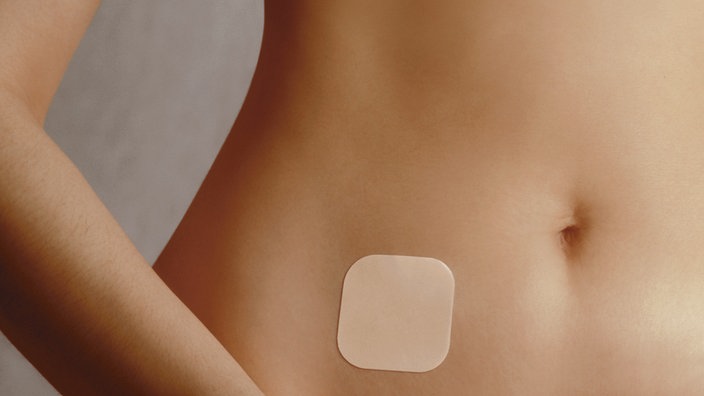 Auf dem Bauch eine jungen Frau klebt ein kleines quadratisches Hormonpflaster | Bildquelle: WDR/P/Johnson & Johnson Auf dem Bauch eine jungen Frau klebt ein kleines quadratisches Hormonpflaster