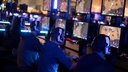 Computerspieler sitzen vor Bildschirmen