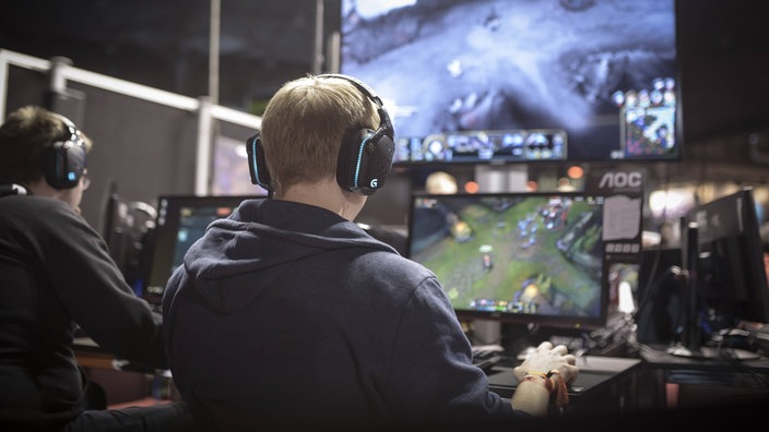 Gamer sitzen vor Bildschirmen. | Bildquelle: imago stock&people Gamer sitzen vor Bildschirmen.