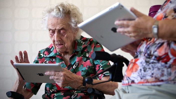 Seniorin am Tablet. | Bildquelle: dpa Seniorin am Tablet.