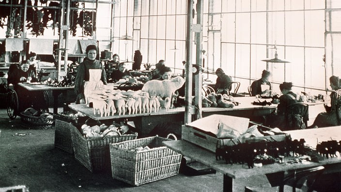 Schwarzweiß-Foto der Produktionshalle der Firma Steiff zu Beginn des 20. Jahrhunderts.