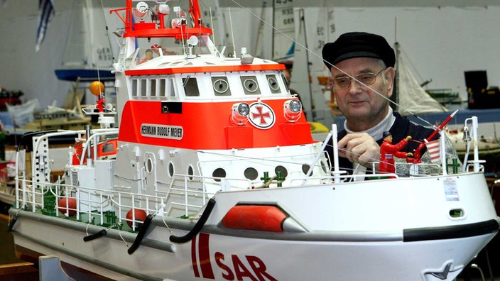 Ein Modellboot. | Bildquelle: WDR/dpa/Franz-Peter Tschauner Ein Modellboot.