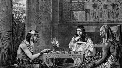 Das Schwarzweiß-Gemälde zeigt zwei Schachspieler aus dem alten Ägypten nach einem Holzstich aus dem Jahre 1867. Eine dritte Person schaut interessiert zu.