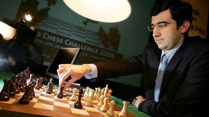 Schachweltmeister Wladimir Kramnik beim Schachspiel. | Bildquelle: WDR/dpa/Heyder, Felix Schachweltmeister Wladimir Kramnik beim Schachspiel.