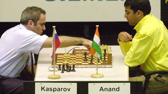 Der Inder Viswanathan Anand spielt gegen Titelverteidiger Garri Kasparow Schach | Bildquelle: AP/Dziemballa, Volker Der Inder Viswanathan Anand spielt gegen Titelverteidiger Garri Kasparow Schach