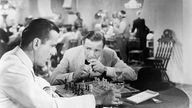 In einer Szene des Films "Casablanca" spielen Humphrey Bogart (re.) und Peter Lorre Schach