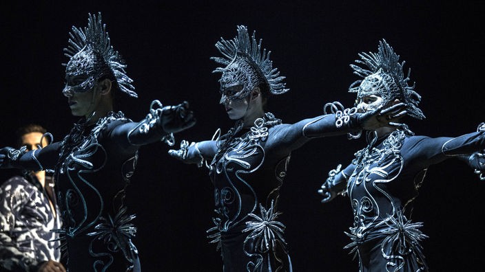 Drei Artisten des "Cirque du Soleil" auf der Bühne