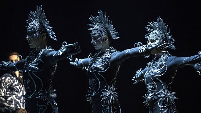 Drei Artisten des "Cirque du Soleil" auf der Bühne | Bildquelle: dpa Drei Artisten des "Cirque du Soleil" auf der Bühne