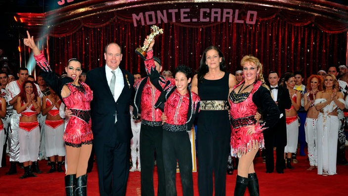 Prinzessin Stefanie und Fürst Albert von Monaco mit der Artistenfamilie Cassely, den Gewinnern des Goldenen Clowns 2012