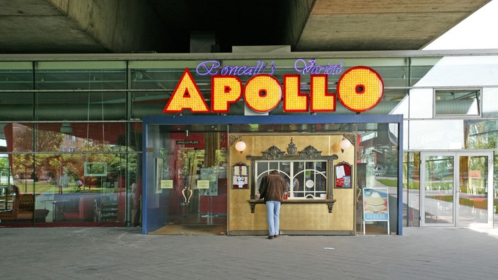 Kasse und Eingang des 'Apollo'-Varietés in Düsseldorf. | Bildquelle: WDR Kasse und Eingang des 'Apollo'-Varietés in Düsseldorf.