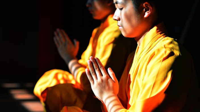 Shaolin-Mönche meditieren | Bildquelle: dpa Picture-Alliance Shaolin-Mönche meditieren