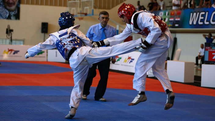Taekwondo-Kampf zwischen zwei Männern.