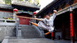 Mönch trainiert Kungfu