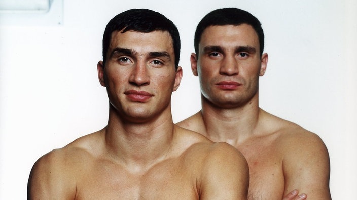 Wladimir und Vitali Klitschko mit Weltmeistergürteln | Bildquelle: Barbara Dombrowski/laif Wladimir und Vitali Klitschko mit Weltmeistergürteln