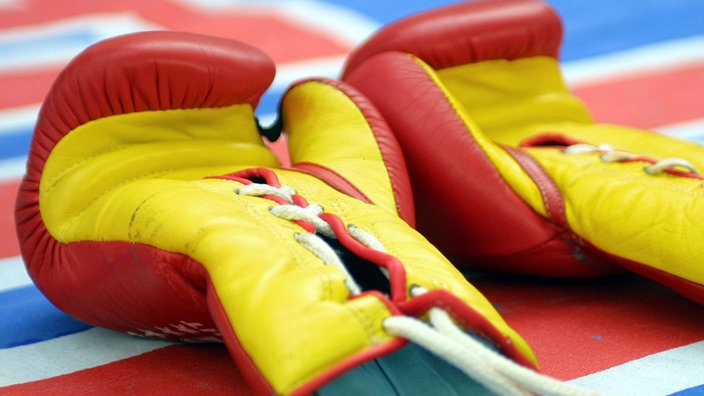 Boxhandschuhe im Ring | Bildquelle: dpa/Lander, Andreas Boxhandschuhe im Ring