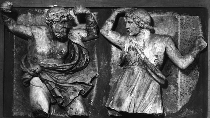 Antike Skulptur, die zwei Boxer zeigt.