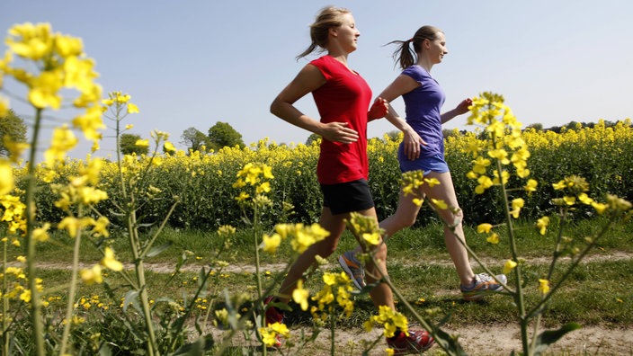 Zwei Frauen beim Joggen | Bildquelle: imago/Jochen Tack Zwei Frauen beim Joggen