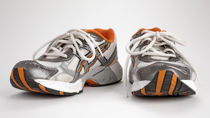 Ein Paar Laufschuhe | Bildquelle: WDR / mauritius images/ Nikky Ein Paar Laufschuhe