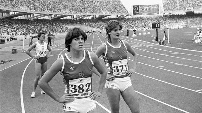 Schwarzweiß-Foto: Zwei DDR-Leichtathletinnen bei der Europameisterschaft 1982