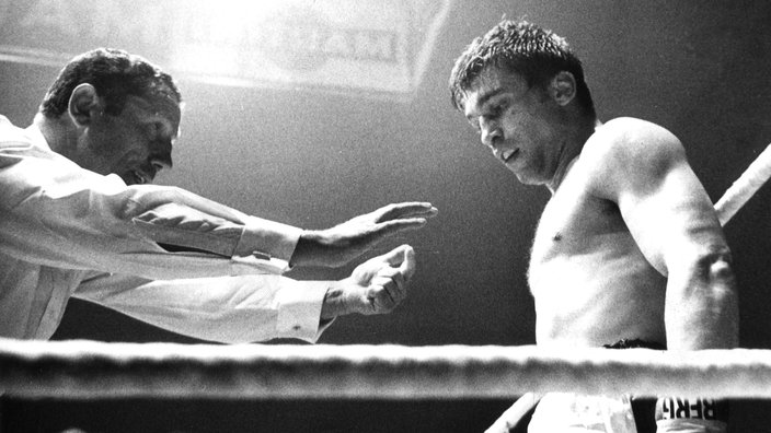 Der deutsche Meister im Mittelgewicht, Jupp Elze, steht am Ring und wird vom Ringrichter angezählt. | Bildquelle: dpa Der deutsche Meister im Mittelgewicht, Jupp Elze, steht am Ring und wird vom Ringrichter angezählt.