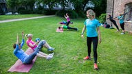 Outdoor-Fitnessgruppe trainiert in Köln