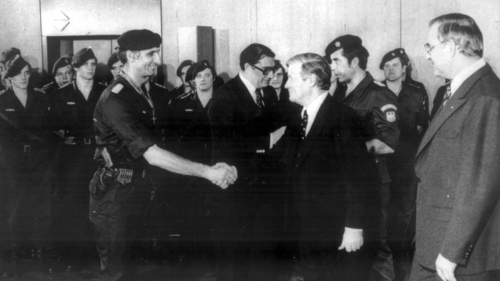 Kanzler Schmidt gratuliert dem Kommandeur der GSG 9 und seinen Männern für Einsatz in Mogadischu 1977. | Bildquelle: imago Kanzler Schmidt gratuliert dem Kommandeur der GSG 9 und seinen Männern für Einsatz in Mogadischu 1977.