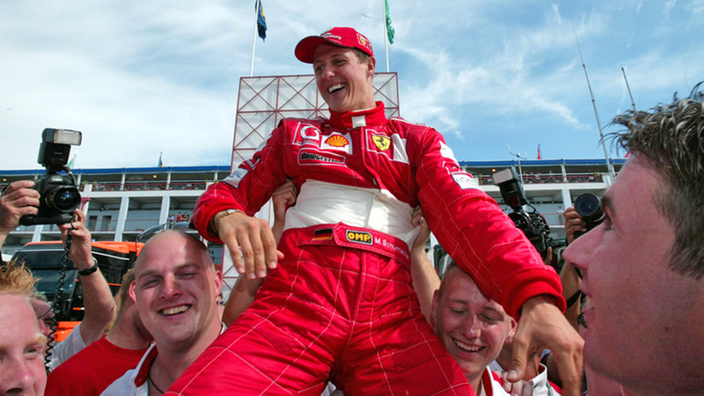 Michael Schumacher wird auf Schultern getragen