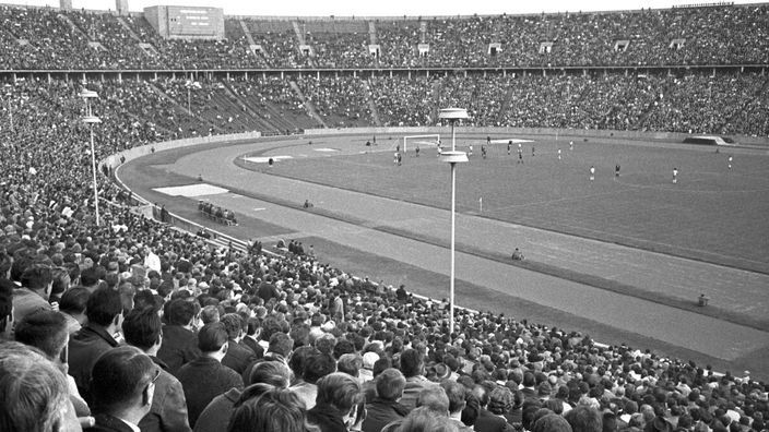 Prall gefülltes Berliner Olympiastadion während eines Bundesligasspiels 1963