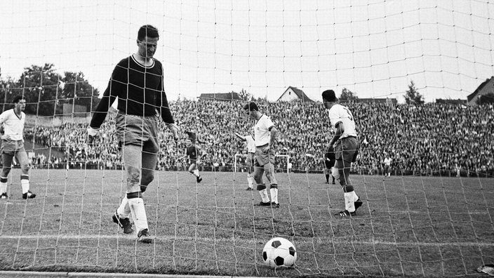 Torhüter holt Ball aus dem Tor | Bildquelle: Imago/Werner Otto Torhüter holt Ball aus dem Tor