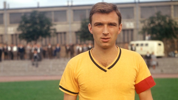 Der junge Alfred Schmidt im Trikot von Borussia Dortmund | Bildquelle: imago Der junge Alfred Schmidt im Trikot von Borussia Dortmund