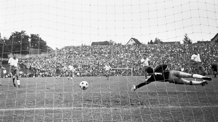 Torhüter lässt Ball passieren | Bildquelle: Imago/Werner Otto Torhüter lässt Ball passieren