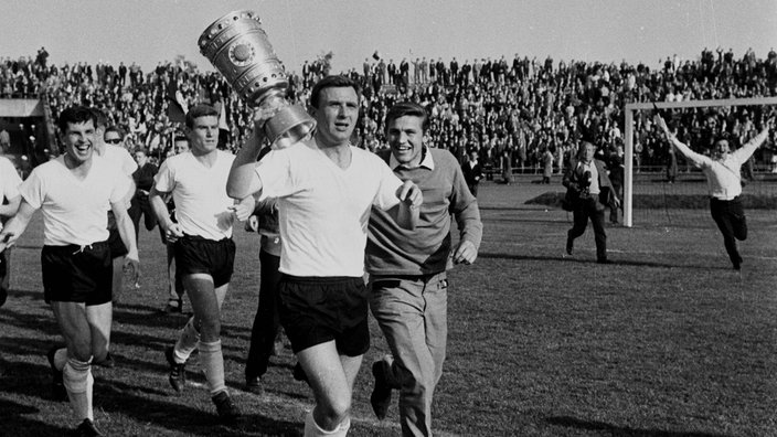 Aki Schmidt läuft mit Pokal über das Spielfeld | Bildquelle: Imago/Horstmüller Aki Schmidt läuft mit Pokal über das Spielfeld