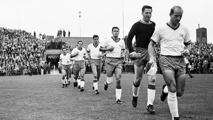 Einlauf von Tasmania Berlin ins Stadion | Bildquelle: Imago/Werner Otto Einlauf von Tasmania Berlin ins Stadion