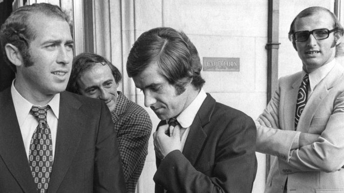 Schwarzweiß-Foto der Spieler Tasso Wild, Bernd Patzke und Manfred Manglitz beim Verlassen des Sportgerichts am 24. Juli 1971.