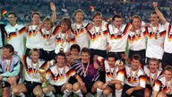 Das deutsche Team mit Pokal und Medaillen