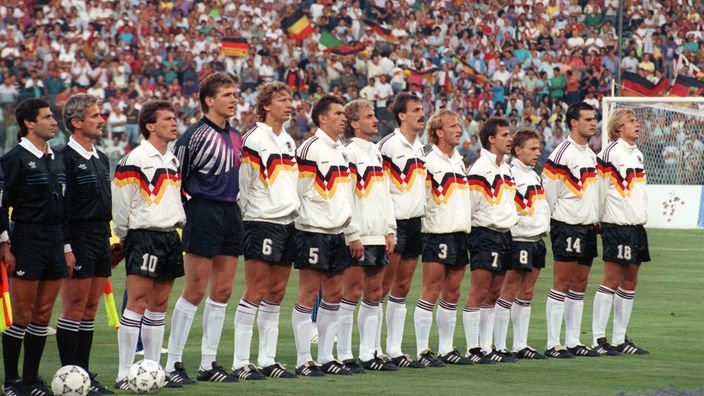 Die deutsche Nationalelf aufgestellt in einer Reihe vor Beginn des Spiels