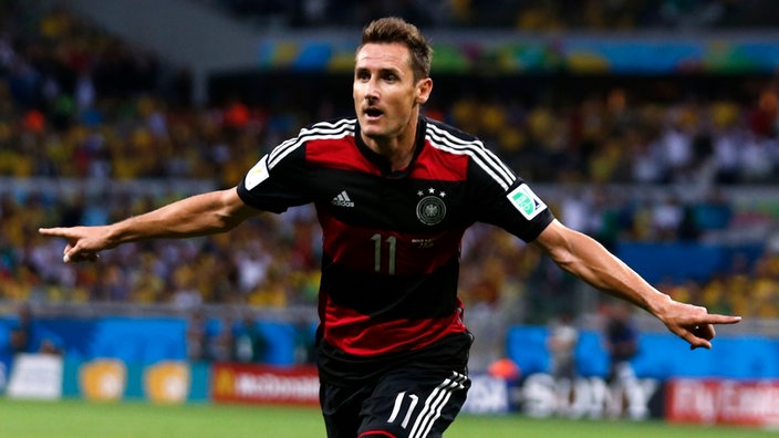 Miroslav Klose bejubelt seinen 16. WM-Treffer | Bildquelle: Reuters/Marcos Brindicci Miroslav Klose bejubelt seinen 16. WM-Treffer