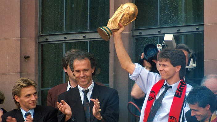 Andi Möller mit WM-Pokal