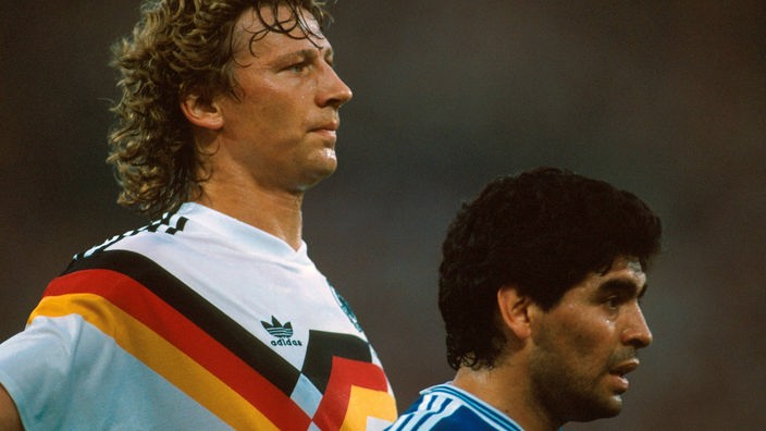 Guido Buchwald und Maradona stehen hintereinander