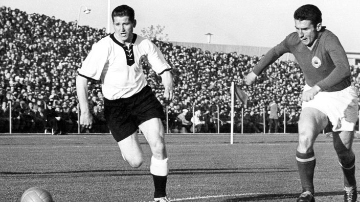 Archivbild: Helmut Rahn zieht bei einem Länderspiel an seinem Gegner vorbei. | Bildquelle: dpa Archivbild: Helmut Rahn zieht bei einem Länderspiel an seinem Gegner vorbei.