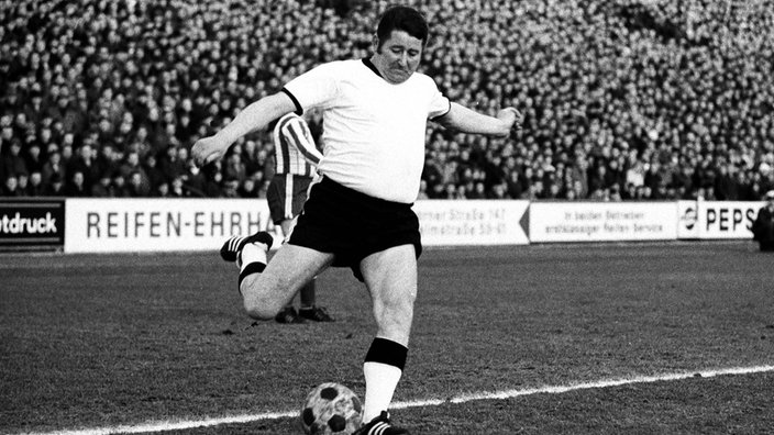 Archivbild: Helmut Rahn bei einem Prominentenspiel 1969. | Bildquelle: Imago Archivbild: Helmut Rahn bei einem Prominentenspiel 1969.