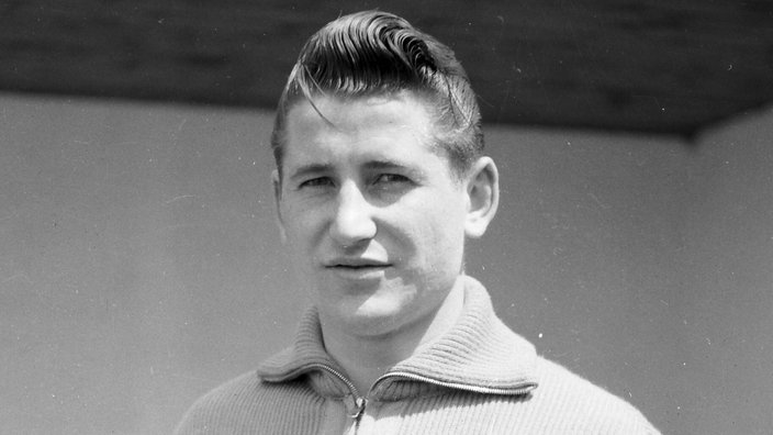 Schwarzweiß-Porträtfoto von Helmut Rahn 1954 | Bildquelle: Imago Schwarzweiß-Porträtfoto von Helmut Rahn 1954