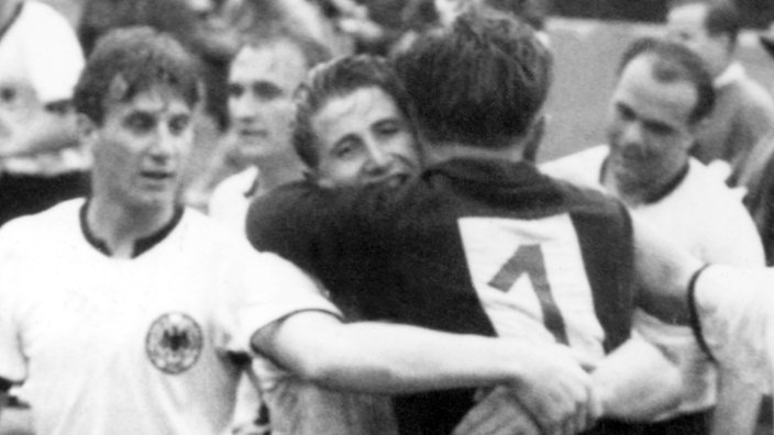 Archivbild: Jubelnde deutsche Spieler nach dem WM-Sieg 1954. | Bildquelle: dpa Archivbild: Jubelnde deutsche Spieler nach dem WM-Sieg 1954.
