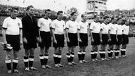 Schwarzweiß-Foto: Die deutsche Nationalmannschaft vor dem WM-Endspiel 1954