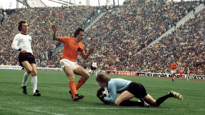 Spielszene aus dem Finale: Sepp Maier hat gerade einen Ball vor den heranstürmenden Johan Cruyff und Franz Beckenbauer gefangen.