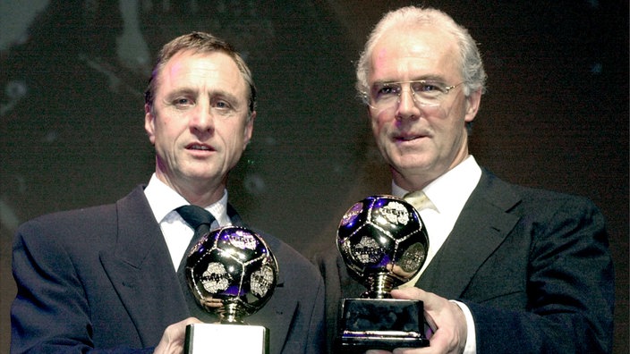 Johan Cruyff und Franz Beckenbauer bei der Ehrung zum Fußballer des 20. Jahrhunderts | Bildquelle: AP/Axel Seidemann Johan Cruyff und Franz Beckenbauer bei der Ehrung zum Fußballer des 20. Jahrhunderts