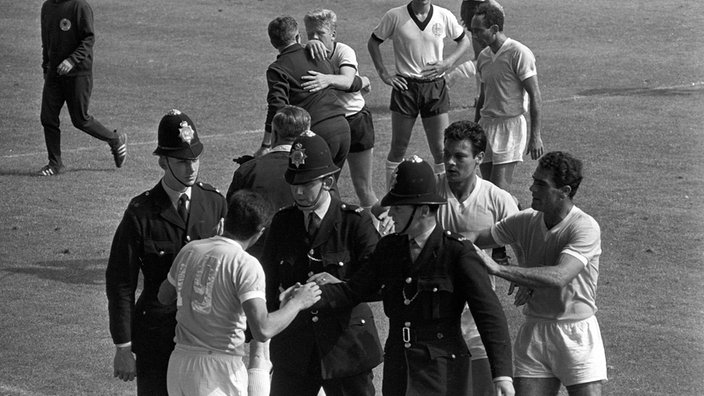 Tumultartige Szenen nach einem Platzverweis mit Spielern und Polizisten während der WM 1966 | Bildquelle: Imago/Sven Simon Tumultartige Szenen nach einem Platzverweis mit Spielern und Polizisten während der WM 1966