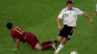 Bernd Schneider erobert den Ball im Spiel um Platz drei gegen Portugal