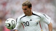 Lukas Podolski schießt konzentriert auf das Tor